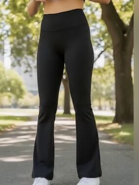 High-Waist Black Flare Leggings - Sleek Everyday Leggings